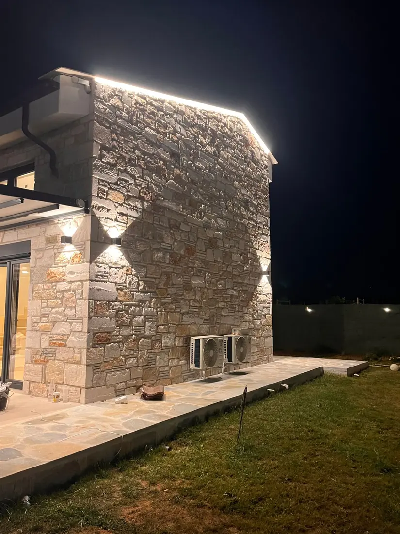 Πέτρινη κατοικία με εξωτερικό φωτισμό LED το βράδυ